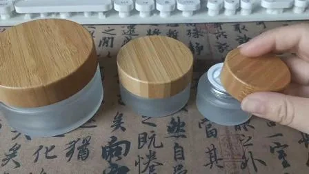 Amostra grátis de madeira para embalagens de cosméticos de vidro fosco pote de creme com tampa de bambu